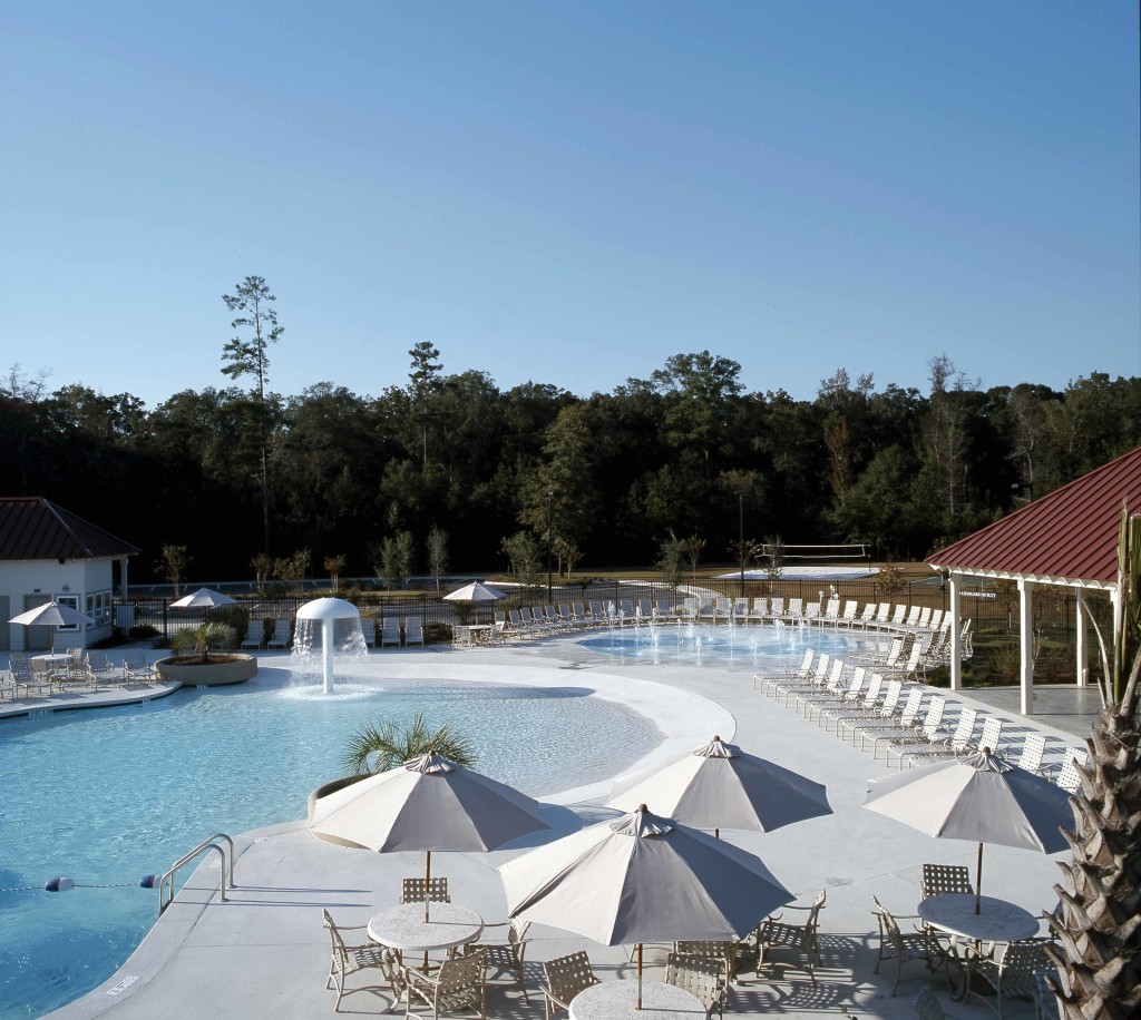 Country Club Pool Facility with Zero Entry